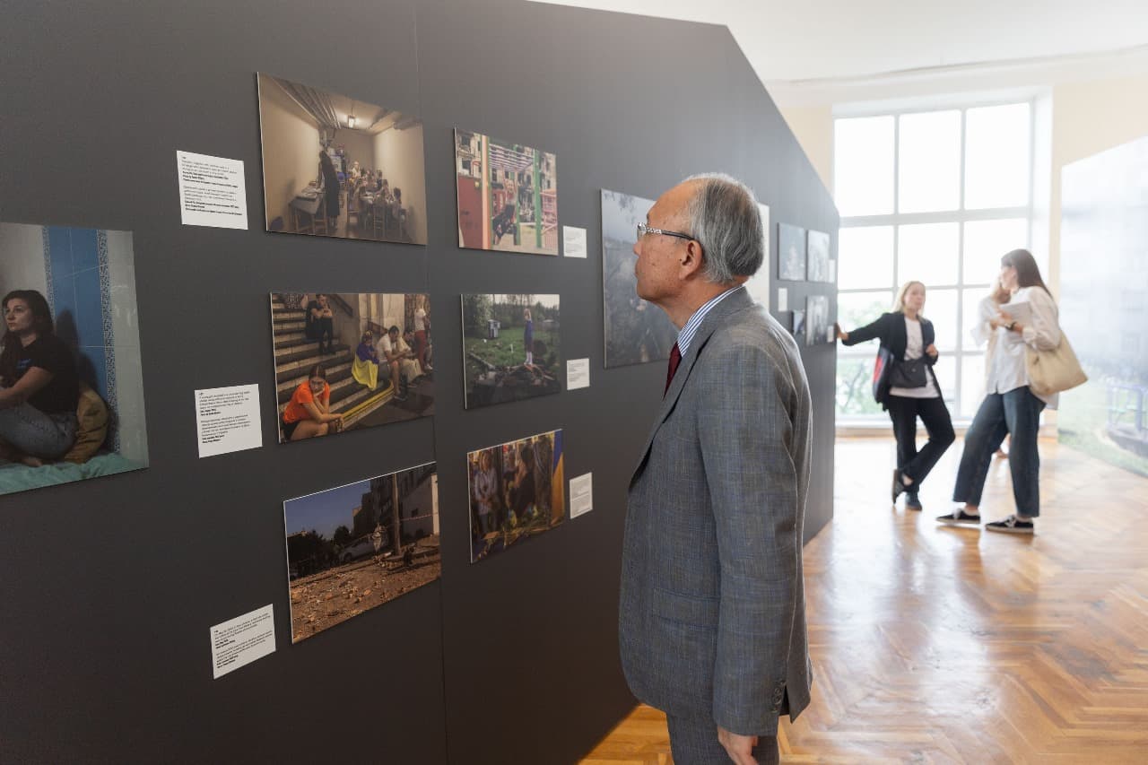 Виставка в Києві в рамках ініціативи Bring Kids Back UA висвітлює злочини проти українських дітей
